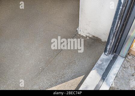 Bodenausdehnungsfuge auf dem neu hergestellten Boden im Haus, um Risse im Boden zu verhindern. Stockfoto