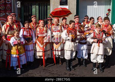 Lokale Menschen mit traditioneller Kleidung, die kroatische Musik und Tanz in Zagreb, Kroatien Stockfoto