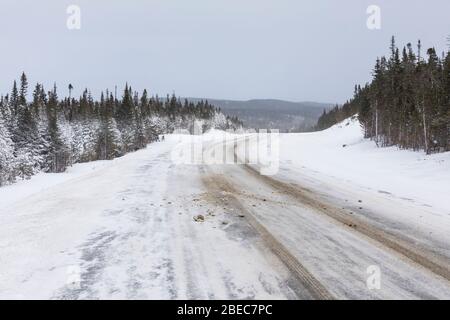 Winterbedingungen entlang des Burgeo Highway im Februar, Route 480, in Neufundland, Kanada Stockfoto