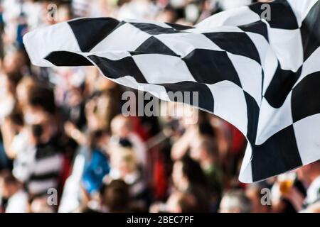 Schwarz-Weiß Karierte Flagge. Schwarz-Weiß Karierte Flagge. Die schwarz-weiße Karo-Flagge des Starters, die von den Rugby League-Fans des Hull FC in Wembley verwendet wird Stockfoto