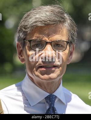 13. April 2020: AKTE: GEORGE STEPHANOPOULOS wurde mit dem neuen Coronavirus (COVID-19) als seine Frau, Ali Wentworth, erholt sich von der Kontraktion des Virus Anfang dieses Monats diagnostiziert :BILD: 12. Juni 2019 - Washington, District of Columbia, USA - ABC News Hauptanker George Stephanopoulos geht am Mittwoch, den 12. Juni 2019 von einem Stand-up auf der Nordeinfahrt des Weißen Hauses in Washington, DC, aus. Stephanopoulos war im Weißen Haus für eine exklusive Serie von Interviews mit US-Präsident Donald J. Trump, der sagte, seine Kampagne würde Informationen von Ausländern akzeptieren - s Stockfoto