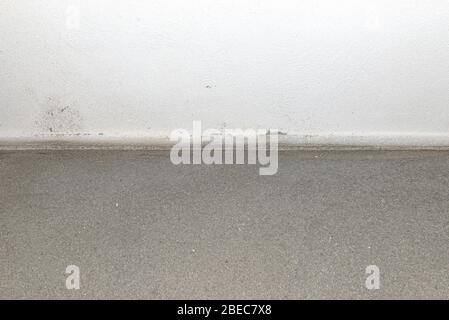 Bodenausdehnungsband am Boden der Wand auf dem neu gemachten Boden im Haus, um ein Rissen des Bodens zu verhindern. Stockfoto