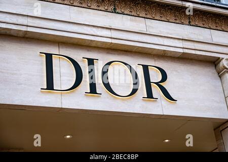 LONDON - NOVEMBER 2019: Christian Dior Store. Eine französische Luxusmarke. Stockfoto