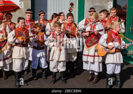 Lokale Menschen mit traditioneller Kleidung, die kroatische Musik und Tanz in Zagreb, Kroatien Stockfoto