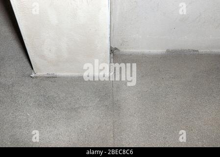 Bodenausdehnungsfuge auf dem neu hergestellten Boden im Haus, um Risse im Boden zu verhindern. Stockfoto