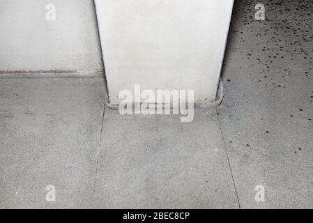 Bodenausdehnungsfuge auf dem neu hergestellten Boden im Haus, um Risse im Boden zu verhindern. Stockfoto