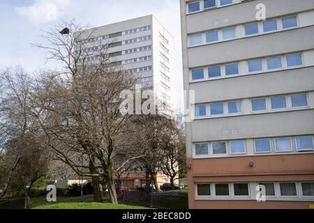 Die lokale Atmosphäre aufgrund der Sperrung des Coronavirus wird auf einer Straße durch Straßenebene spürbar, da die Straßen in der Nähe der Hochhäuser der Wohnungen des Civic Center Estate verlassen bleiben, während die Menschen den Aufenthalt zu Hause beobachten Ratschläge der Regierung am 7. April 2020 in Birmingham, England, Großbritannien. Coronavirus oder Covid-19 ist eine neue Atemwegserkrankung, die bisher beim Menschen nicht beobachtet wurde. Während ein Großteil oder Europa in die Blockierung gebracht wurde, hat die britische Regierung strengere Regeln als Teil ihrer langfristigen Strategie angekündigt, insbesondere die soziale Distanzierung. Stockfoto