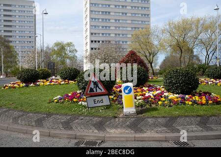 Die lokale Atmosphäre aufgrund der Sperrung des Coronavirus wird auf einer Straße durch Straßenebene spürbar, da die Straßen in der Nähe der Hochhäuser der Wohnungen des Civic Center Estate verlassen bleiben, während die Menschen den Aufenthalt zu Hause beobachten Ratschläge der Regierung am 7. April 2020 in Birmingham, England, Großbritannien. Coronavirus oder Covid-19 ist eine neue Atemwegserkrankung, die bisher beim Menschen nicht beobachtet wurde. Während ein Großteil oder Europa in die Blockierung gebracht wurde, hat die britische Regierung strengere Regeln als Teil ihrer langfristigen Strategie angekündigt, insbesondere die soziale Distanzierung. Stockfoto