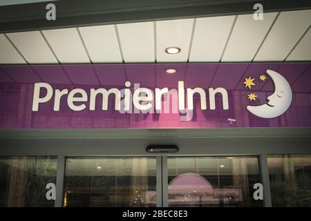 LONDON - Premier Inn Logo und Beschilderung Waterloo Filiale - eine große britische Hotelkette Stockfoto