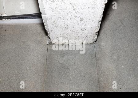 Bodenausdehnungsfuge auf dem neu hergestellten Boden im Haus, um Risse im Boden zu verhindern. Stockfoto