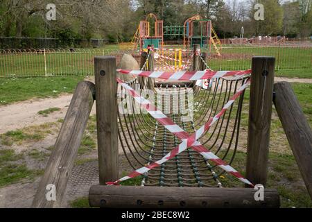 Der Kinderspielplatz ist abgesperrt, um zu verhindern, dass Kinder beim Spielen im Canon Hill Park zu nahe kommen, da Coronavirus am 12. April 2020 in Birmingham, England, Großbritannien, auf lokaler Ebene zu spüren ist. Die Menschen hier, in einem normalerweise unglaublich geschäftigen Stadtpark, bleiben hauptsächlich die Botschaft des Aufenthalts zu Hause, und diejenigen, die trainieren, tun dies mit Sorgfalt. Coronavirus oder Covid-19 ist eine neue Atemwegserkrankung, die bisher beim Menschen nicht beobachtet wurde. Während viele oder Europa in den Lockdown gebracht wurden, hat die britische Regierung strengere Regeln als Teil ihrer langfristigen Strategie angekündigt Stockfoto