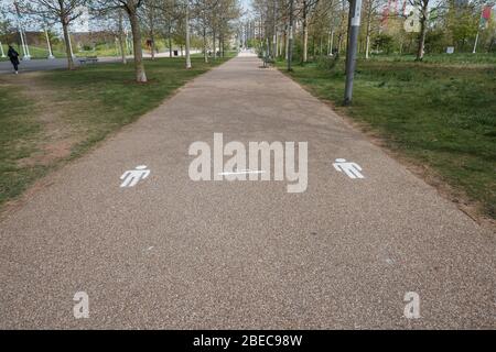 London, Großbritannien – April 2020. Anmelden Queen Elizabeth Olympic Park zeigt soziale Distanzierungsempfehlungen während der Coronavirus Covid-19 Pandemie Stockfoto