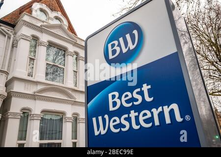 LONDON - JANUAR 2020: Best Western Hotel Schild in West London, eine große internationale Hotel- und Resort-Marke Stockfoto