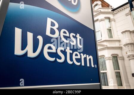 LONDON - JANUAR 2020: Best Western Hotel Schild in West London, eine große internationale Hotel- und Resort-Marke Stockfoto