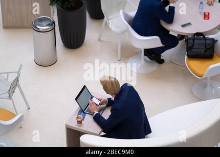 Geschäftsmann, arbeiten am laptop Stockfoto