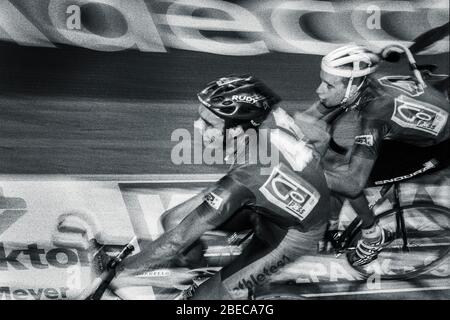 Ein junger Bradley Wiggins, der mit seinem madison-Partner Rob Hayles 2000 das Six Day Race in Gent fährt Stockfoto