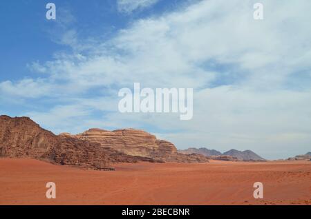 Landschaftlich reizvolle Wüstenlandschaft im wadi rum jordan Stockfoto