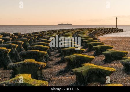 Seascape Photo wurde in Felixstowe mit den einzigartigen Wellenausbrüchen am Strand und dem großen Kreuzfahrtschiff in der Nordsee aufgenommen Stockfoto