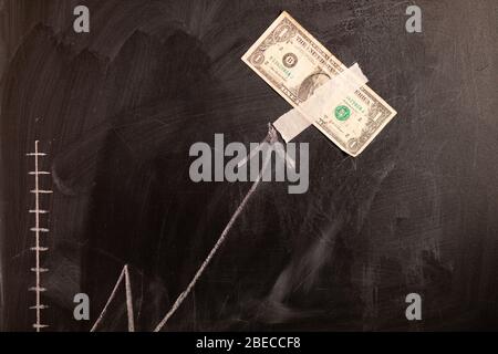 Auf dem Schwarzen Brett gezeichnete Wachstumskarte des Dollars. Investitionskonzepte und Interessen Unternehmenswachstum. Steigende Grafik aus Dollars. Stockfoto