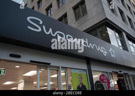 LONDON - Superdrug Store Logo - EIN britischer Gesundheits- und Beauty-Einzelhändler Stockfoto