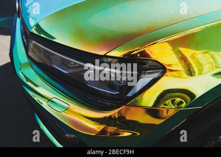 Chameleon holographischen Farbe Auto. Nahaufnahme der Vorderansicht. Moderne LED-Scheinwerfer. Autoverpackung. Autoausstellung. Stockfoto
