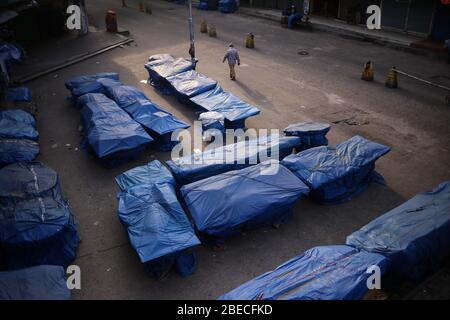 Dhaka, Bangladesch. April 2020. (4/10/2020) verlassene Straßenläden von Dhaka New Market. (Foto: MD. Rakibul Hasan/Pacific Press/Sipa USA) Quelle: SIPA USA/Alamy Live News Stockfoto