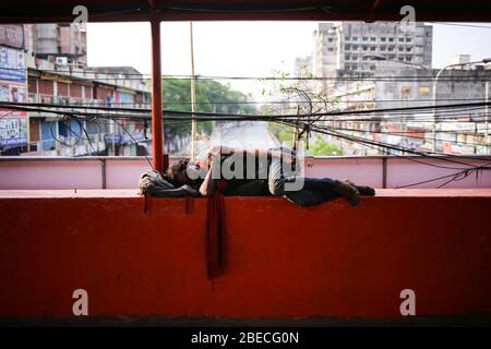 Dhaka, Bangladesch. April 2020. (4/10/2020) EIN Obdachloser schläft in einem Fuß über die Brücke ohne irgendeine Vorsorge von covid-19 während der von der Regierung auferlegten Sperre. (Foto: MD. Rakibul Hasan/Pacific Press/Sipa USA) Quelle: SIPA USA/Alamy Live News Stockfoto