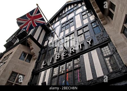 Traditionelles Kaufhaus Tudor Revival Architecture Liberty London Libertys Regent Street, Soho, London W1B 5AH von Edwin Stanley Hall Thomas Hall Stockfoto