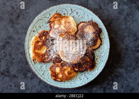 Racuchy – Polnische Hefe-Pfannkuchen, die mit Puderzucker bestäubt sind Stockfoto