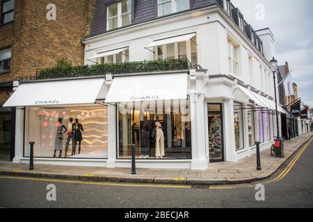 LONDON - DEZEMBER 2018: Chanel Designer-Modehaus in der Walton Street in Chelsea & Kensington - eine französische Luxusmarke Stockfoto