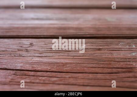 Holzkörner sichtbar von verwitterten Pechtäfig Platten braun lackiert Stockfoto