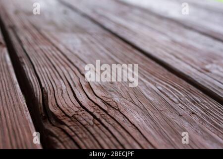 Holzkörner sichtbar von verwitterten Pechtäfig Platten braun lackiert Stockfoto