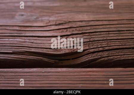 Holzkörner sichtbar von verwitterten Pechtäfig Platten braun lackiert Stockfoto