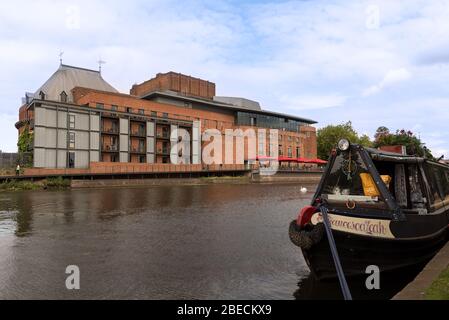 Das Wahrzeichen Royal Shakespeare Theater von Stratford on Avon mit dem Kanalboot über den Fluss Avon. Stockfoto