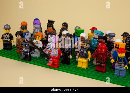 Ukraine, Kiew - 3. April 2020: LEGO Figuren. Die Gesellschaft von Freunden. Set von kleinen Männern. Die Menge bei der Kundgebung. Stockfoto