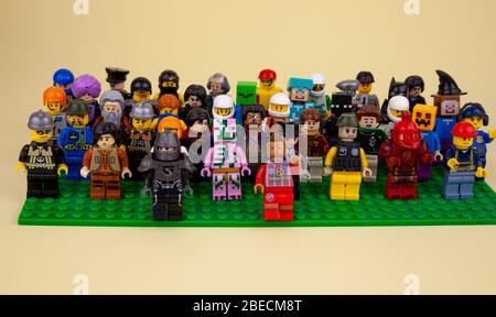 Ukraine, Kiew - 3. April 2020: LEGO Figuren. Die Gesellschaft von Freunden. Set von kleinen Männern. Die Menge bei der Kundgebung. Stockfoto