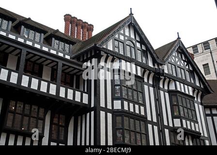 Traditionelles Kaufhaus Tudor Revival Architecture Liberty London Libertys Regent Street, Soho, London W1B 5AH von Edwin Stanley Hall Thomas Hall Stockfoto