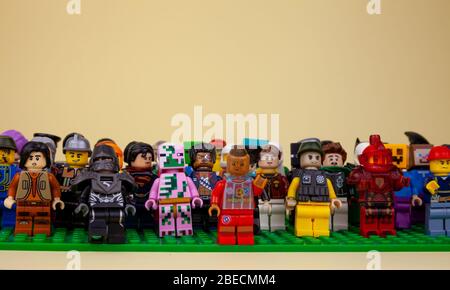 Ukraine, Kiew - 3. April 2020: LEGO Figuren. Die Gesellschaft von Freunden. Set von kleinen Männern. Die Menge bei der Kundgebung. Stockfoto