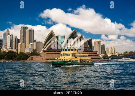Der Sydney Ferries boot Freundschaft an der Vorderseite des Sydney Opera House. NSW, Australien. Stockfoto