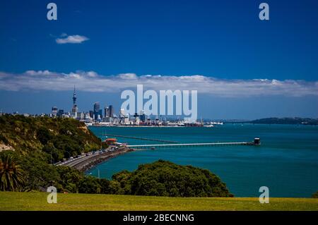 Blick auf die Stadt Auckland Skyline von oben Tamaki Drive in der Okahu Bay Area. Neuseeland. Stockfoto