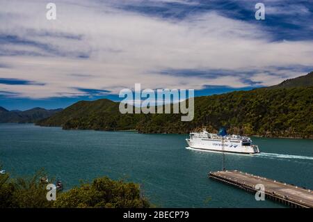 Eine Interislander-fähre nur verlassen Picton Hafen durch den Queen Charlotte Sound. South Island, Neuseeland. Stockfoto