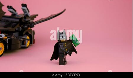 Ukraine, Kiew - 3. April 2020: LEGO Figuren. Batman trägt Geld. Bestechung zu geben. Stockfoto