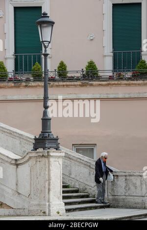 Rom, Italien. April 2020. Ein Mann läuft an der Spanischen Treppe. Leere Straßen im Stadtzentrum während des Coronavirus (Covid-19) Notfalls in Rom. (Foto: Davide Fracassi/Pacific Press) Quelle: Pacific Press Agency/Alamy Live News Stockfoto