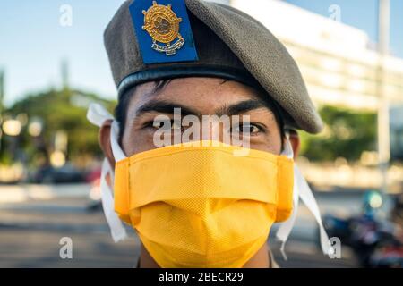 Makassar, Sulawesi, Indonesien. April 2020. Personal der Polizeieinheit des öffentlichen Dienstes Makassar, das Masken trug, ging auf die Straße und drängte die Öffentlichkeit, während der Pandemie von Covid-19 die indonesischen Regierungsvorschriften zu befolgen, indem sie während der Fahrt Masken trug und zu Hause blieb, falls es keine dringende Notwendigkeit gab. Die indonesische Regierung berichtete, dass bis Montag die Zahl der Covid-19-Patienten 4,557 betrug, von denen 399 Tote gemeldet wurden. Quelle: Herwin Bahar/ZUMA Wire/Alamy Live News Stockfoto