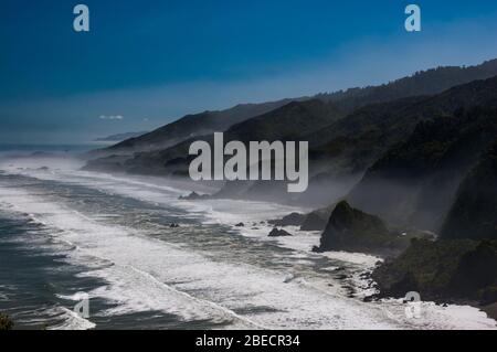 Blick auf Wellen, die am Te Miko Punkt an der Irimahuwhero Lookout zum Ufer. West Coast, South Island, Neuseeland. Stockfoto