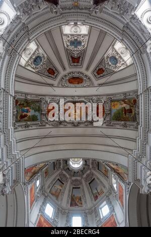 Blick direkt nach oben auf die atemberaubende Decke des Hauptschiffes und der Kuppel im Salzburger Dom (Dom zu Salzburg), Salzburg, Österreich. Stockfoto