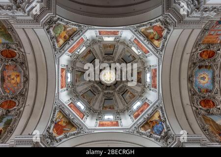 Blick direkt nach oben auf die atemberaubende Decke des Hauptschiffes und der Kuppel im Salzburger Dom (Dom zu Salzburg), Salzburg, Österreich. Stockfoto