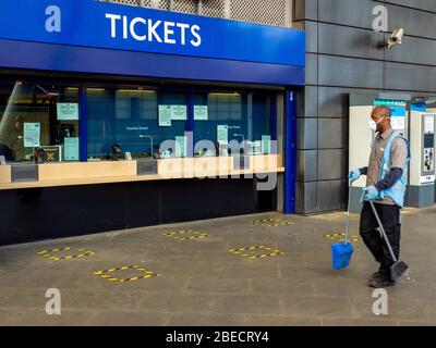 Soziale Distanzierungsmaßnahmen am Bahnhof Finsbury Park im Norden Londons. Stockfoto