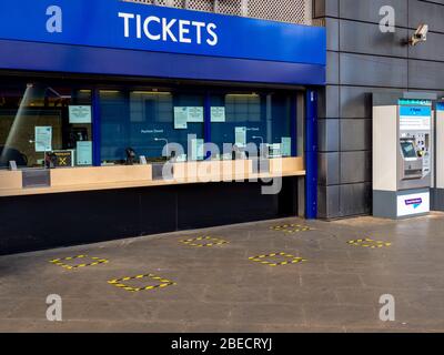 Soziale Distanzierungsmaßnahmen am Bahnhof Finsbury Park im Norden Londons. Stockfoto