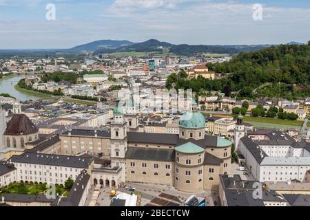 Blick auf das Dach mit Blick nach Norden auf die Kuppel des Salzburger Doms (Dom zu Salzburg), Salzburg, Österreich. Stockfoto